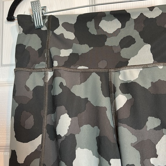 Athleta Lightning women’s green camo 7/8 leggings size medium - Picture 4 of 11